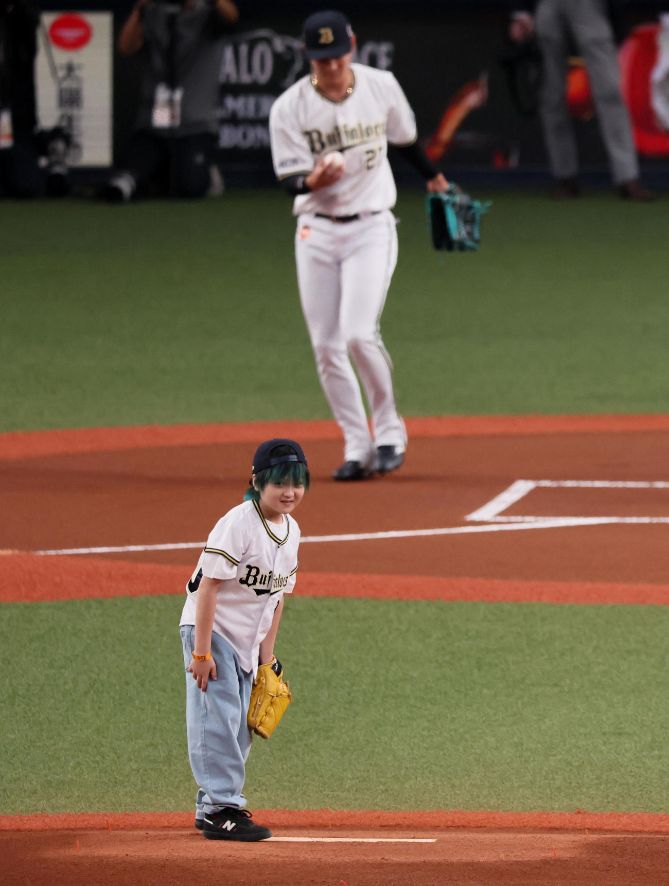 オリックス対巨人　特別始球式を行うXゲーム男子最年少出場のスケートボーダー河上恵蒔選手（撮影・加藤哉）