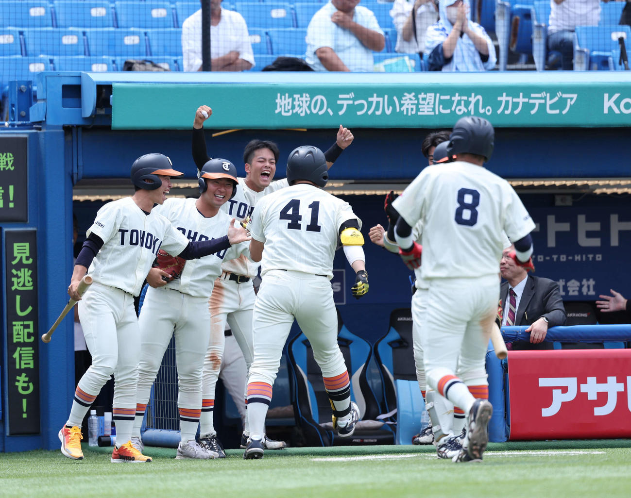 西南学院大対東北福祉大　3回裏東北福祉大1死二塁、2点本塁打を放ち、ナインの出迎えを受ける松本（撮影・増田悦実）