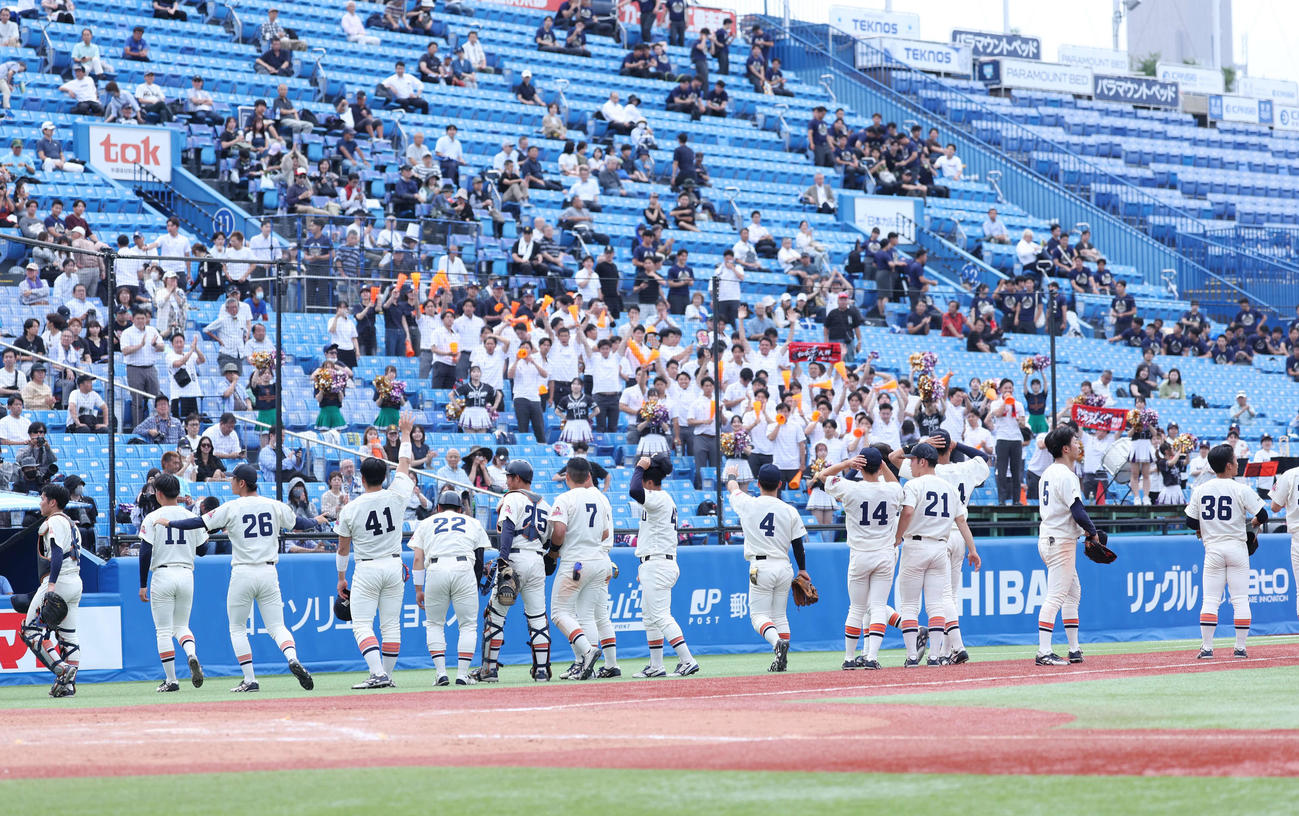 西南学院大対東北福祉大　勝利しスタンドの声援に応える東北福祉大ナイン（撮影・増田悦実）