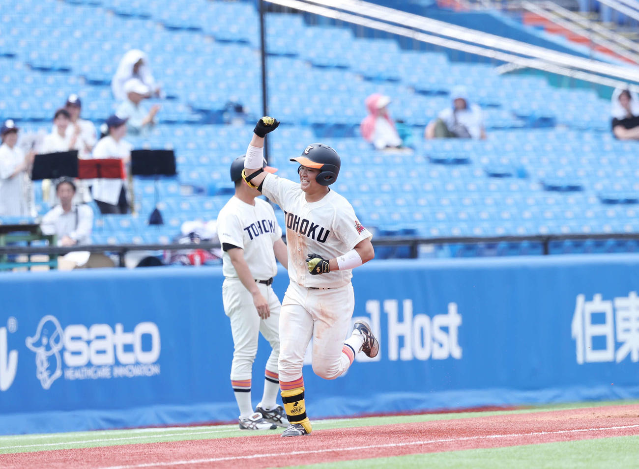 西南学院大対東北福祉大　3回裏東北福祉大1死二塁、2点本塁打を放ちガッツポーズをする松本（撮影・増田悦実）