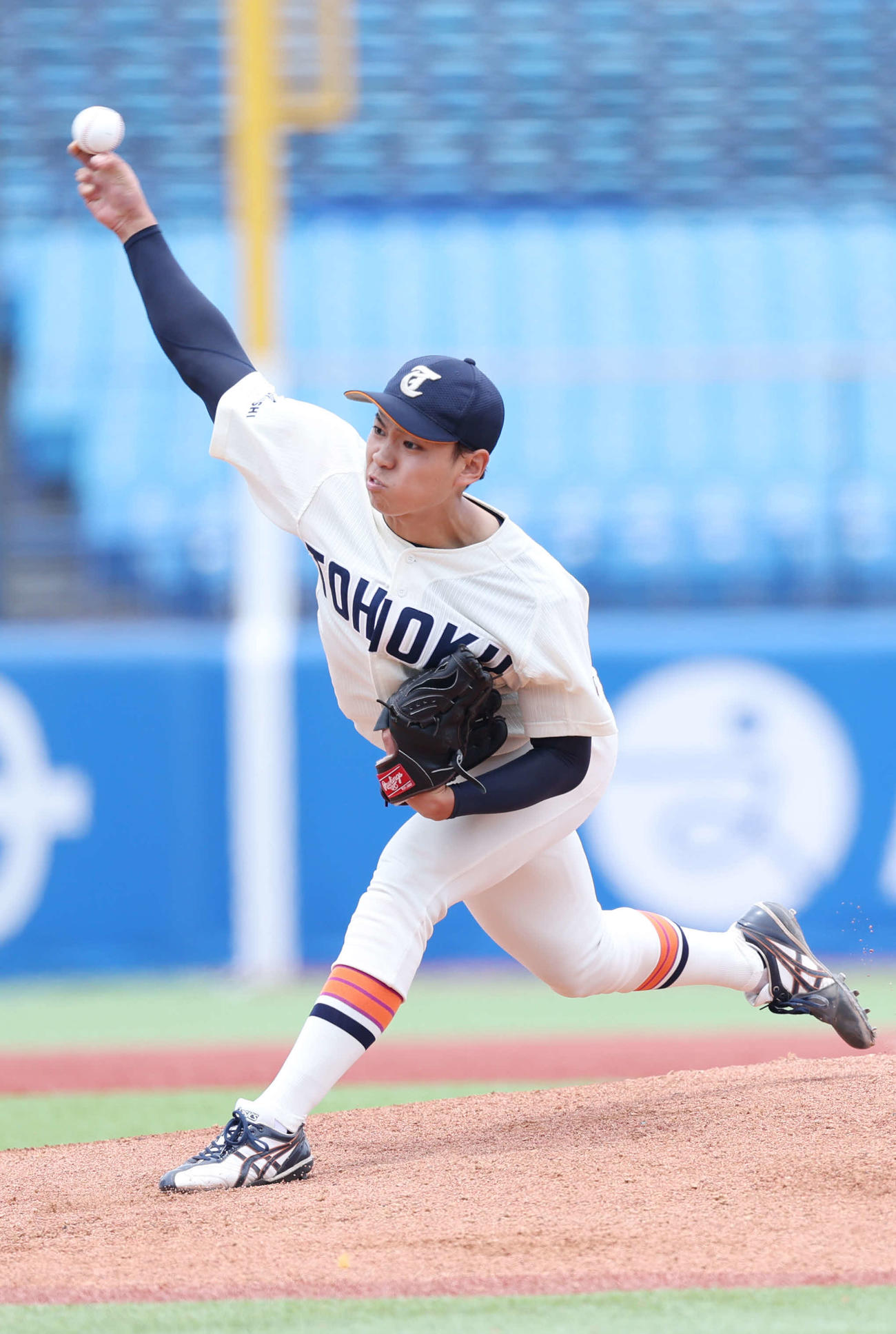 西南学院大対東北福祉大　先発し力投する東北福祉大大森（撮影・増田悦実）
