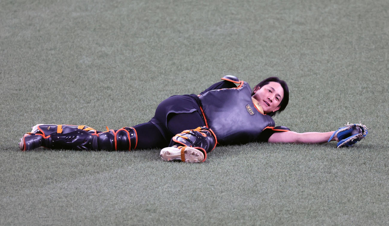 オリックス対巨人　ノックを受ける小林（撮影・加藤哉）