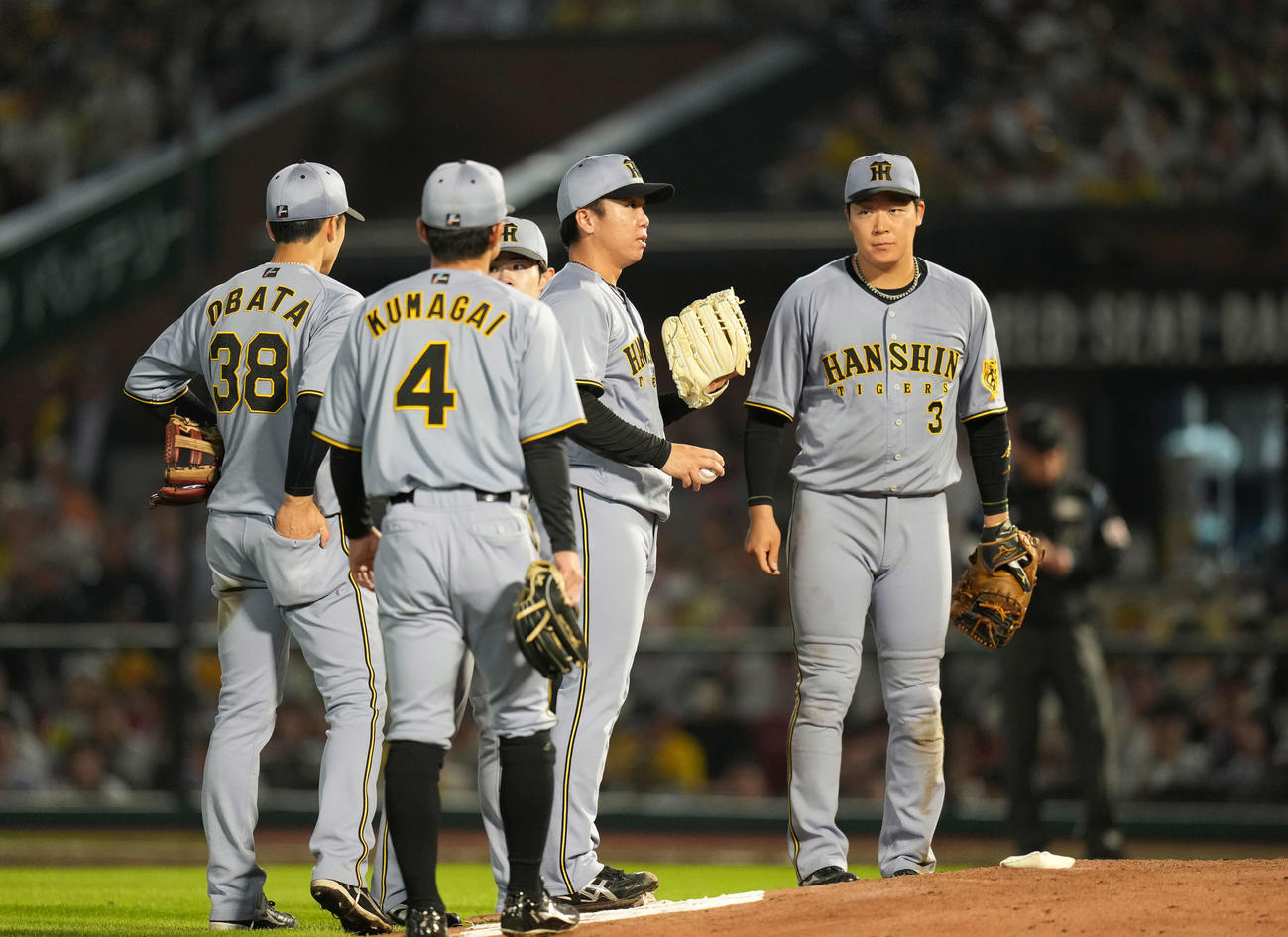 楽天対阪神　4回裏、マウンドに集まる村上（中央）ら（撮影・井上学）