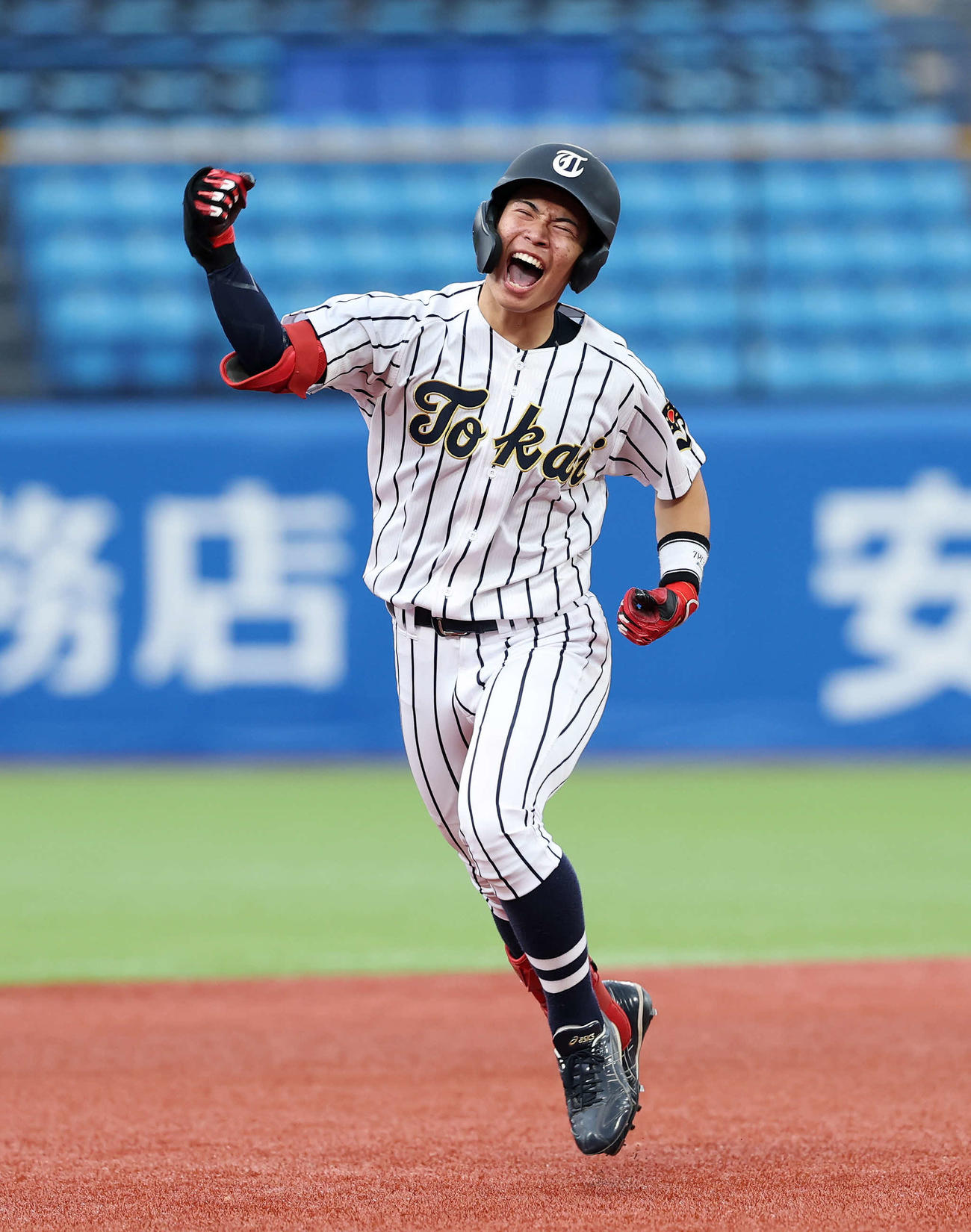 東海大対早大　8回表東海大1死満塁、砂子田は満塁本塁打を放ちガッツポーズで雄たけびを上げる（撮影・鈴木正人）