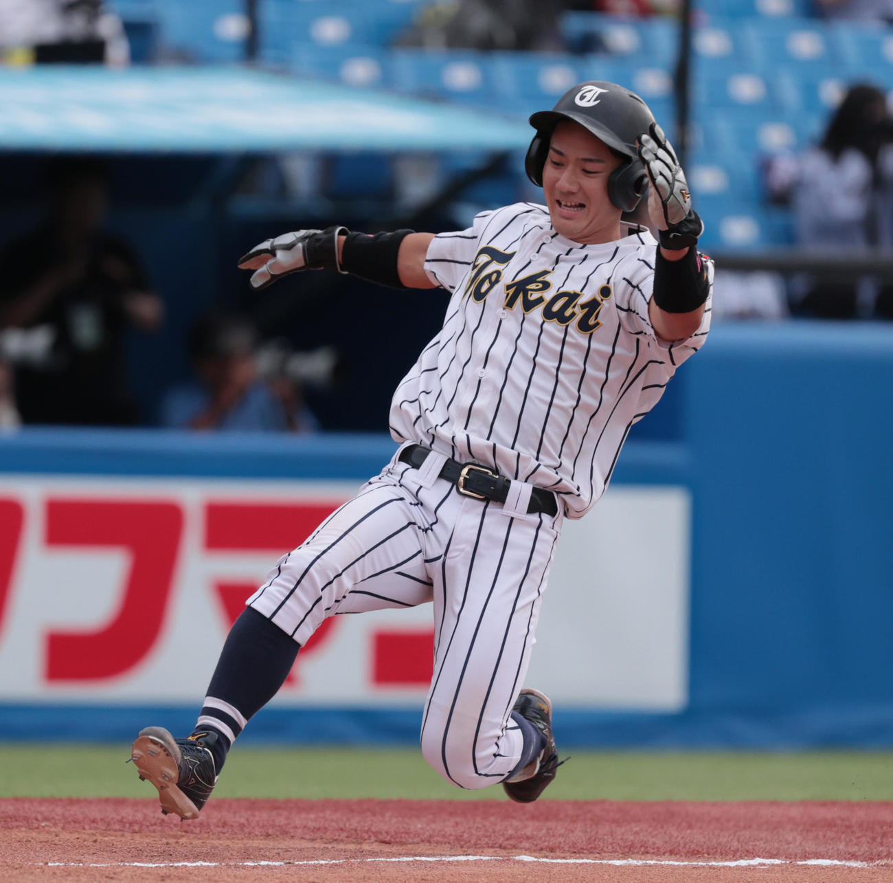 東海大対早大　6回表東海大2死一塁、柳の左越えに適時二塁打で一塁走者大塚が生還する（撮影・柴田隆二）
