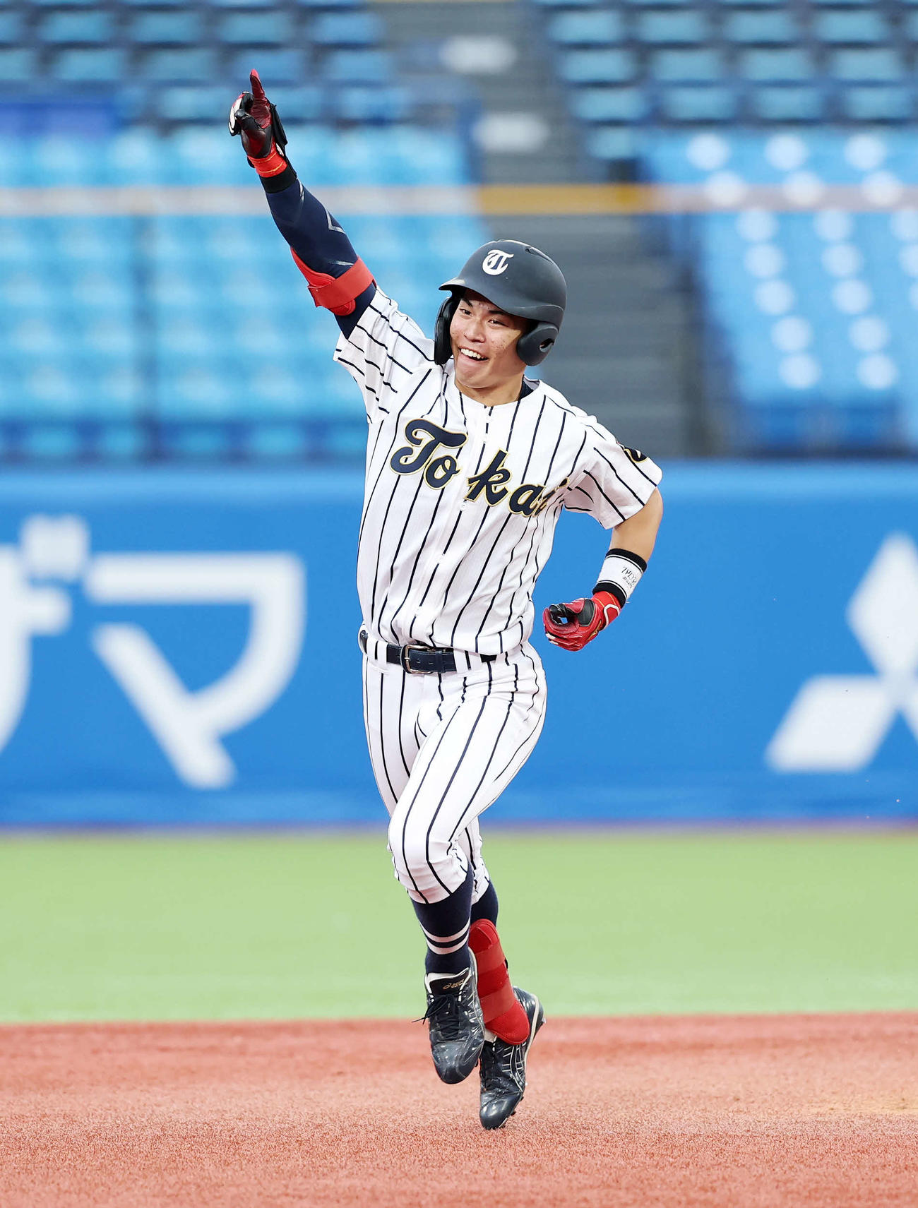 東海大対早大　8回表東海大1死満塁、砂子田は満塁本塁打を放ちポーズを決める（撮影・鈴木正人）
