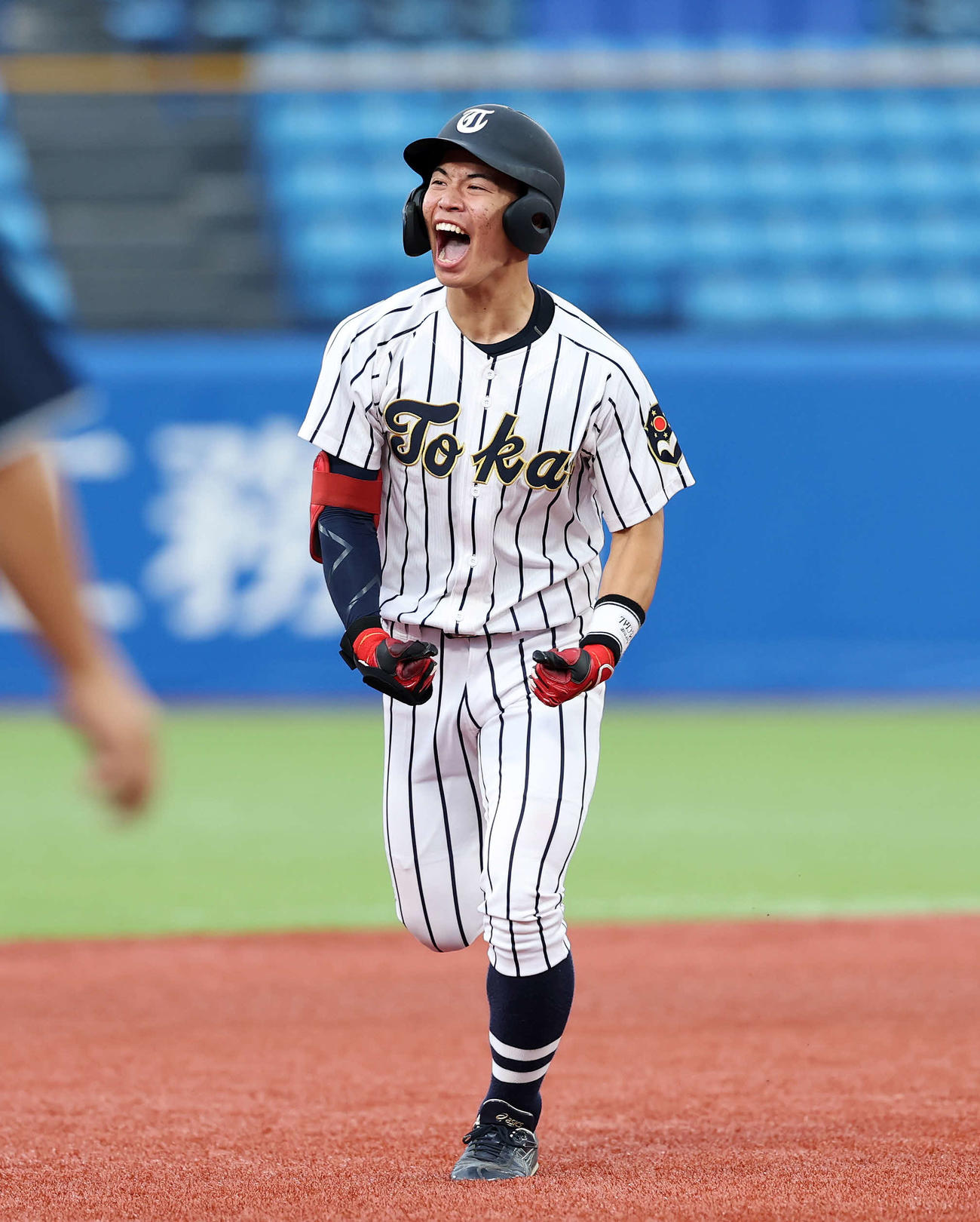 東海大対早大　8回表東海大1死満塁、砂子田は満塁本塁打を放ちガッツポーズで雄たけびを上げる（撮影・鈴木正人）