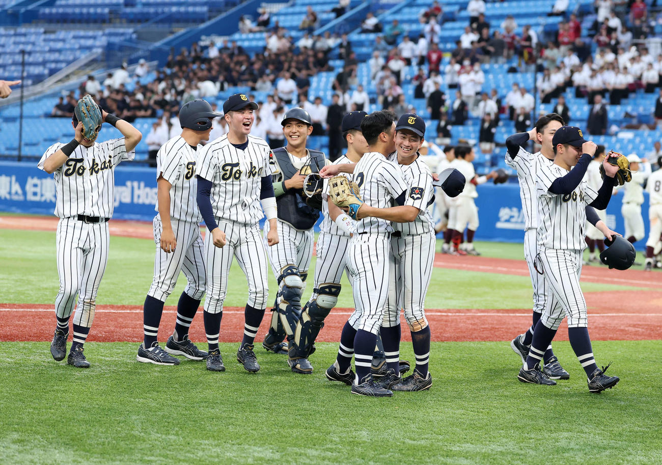 東海大対早大　勝利し喜ぶ東海大の選手たち（撮影・鈴木正人）
