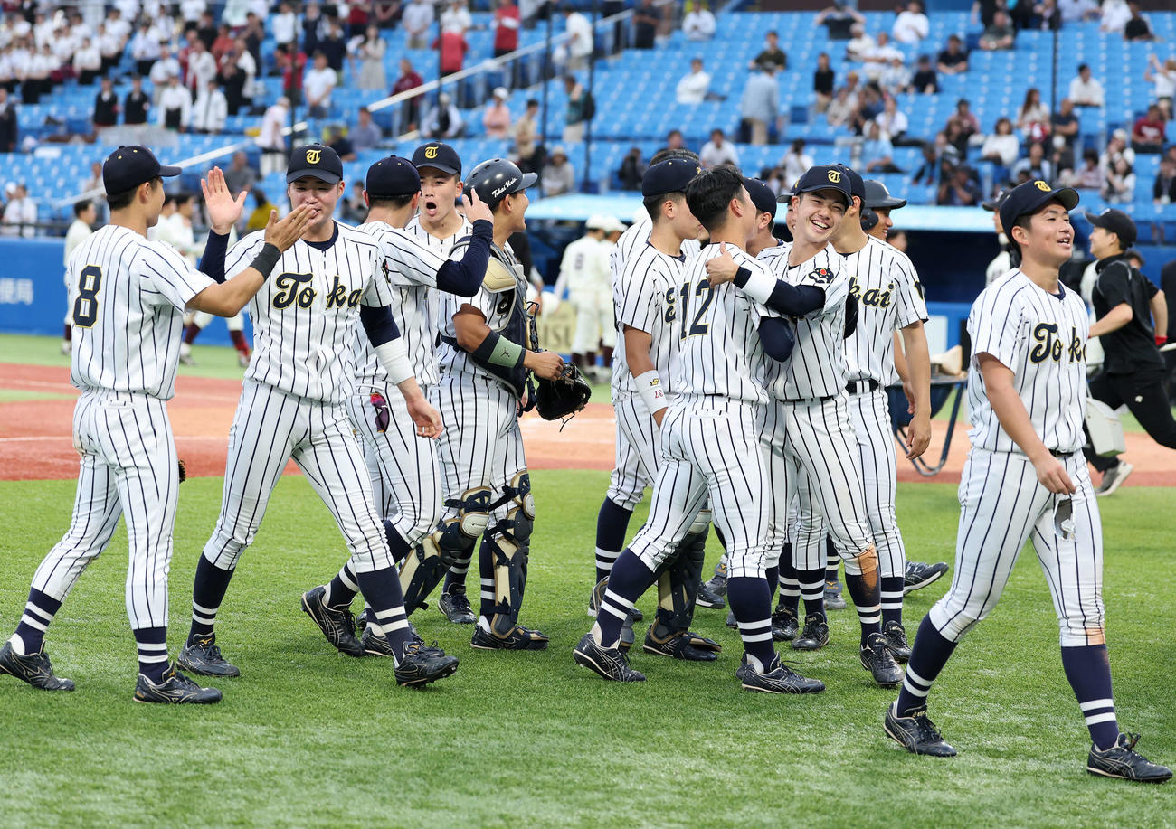 東海大対早大　勝利し喜ぶ東海大の選手たち（撮影・鈴木正人）