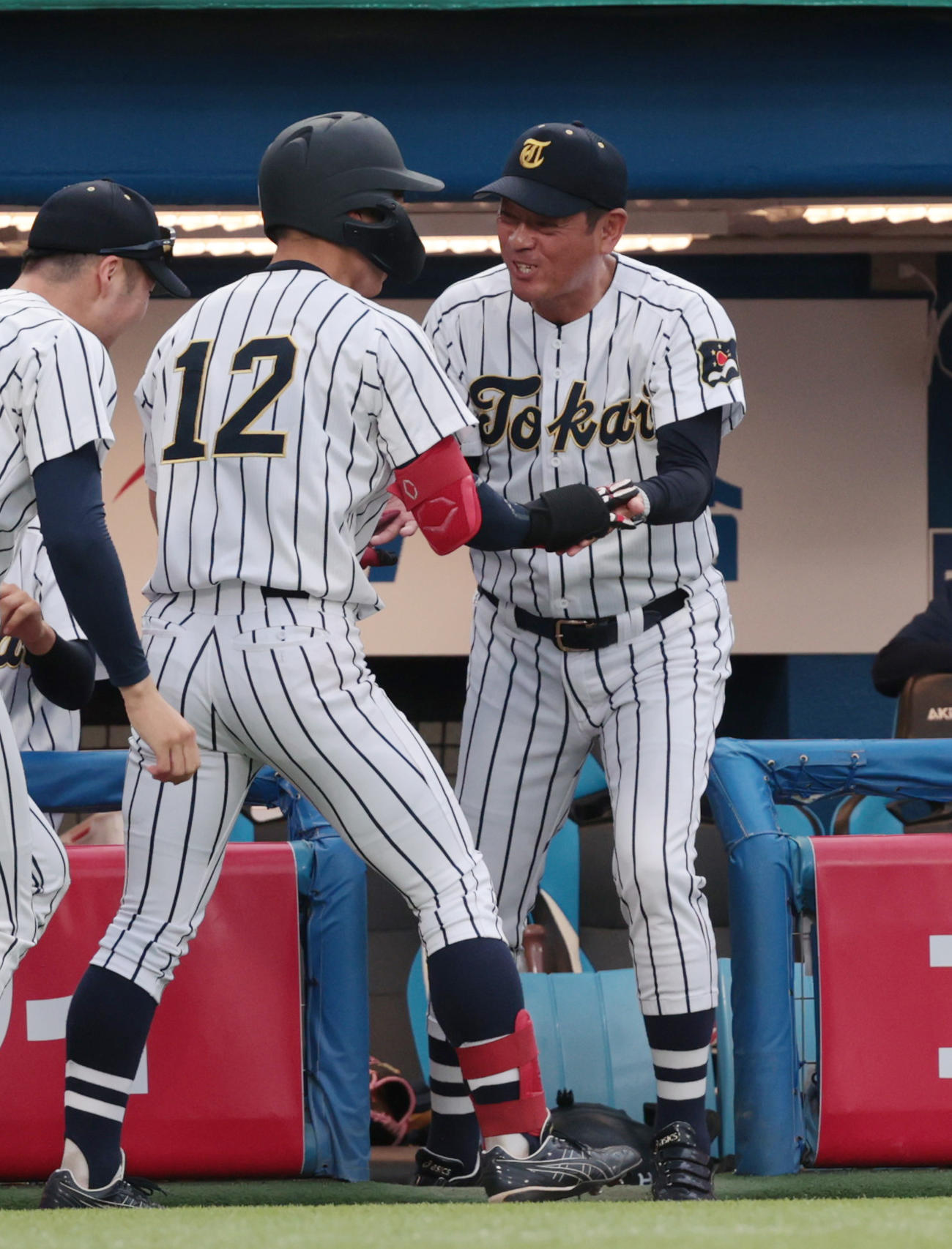 東海大対早大　8回表東海大1死満塁、砂子田陽士（左）は左越えに満塁本塁打を放ち長谷川監督の出迎えを受ける（撮影・柴田隆二）