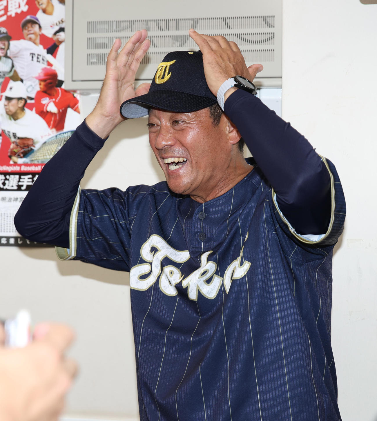 東海大対早大　勝利した東海大・長谷川監督は笑顔を見せる（撮影・柴田隆二）