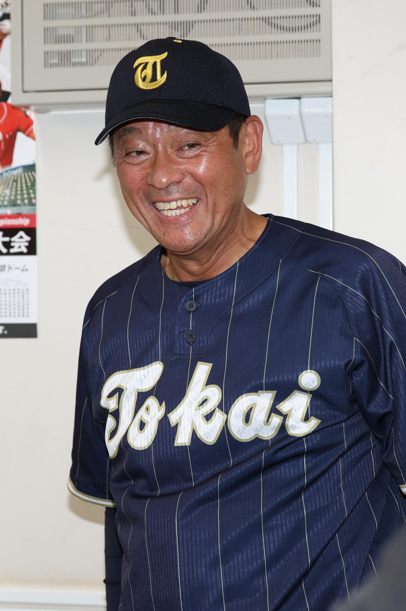 東海大対早大　勝利した東海大・長谷川監督は笑顔を見せる（撮影・柴田隆二）