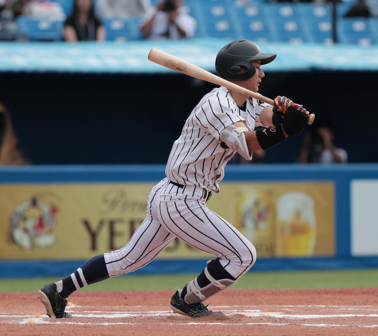 東海大対早大　6回表東海大2死、大塚は一塁内野安打を放つ（撮影・柴田隆二）