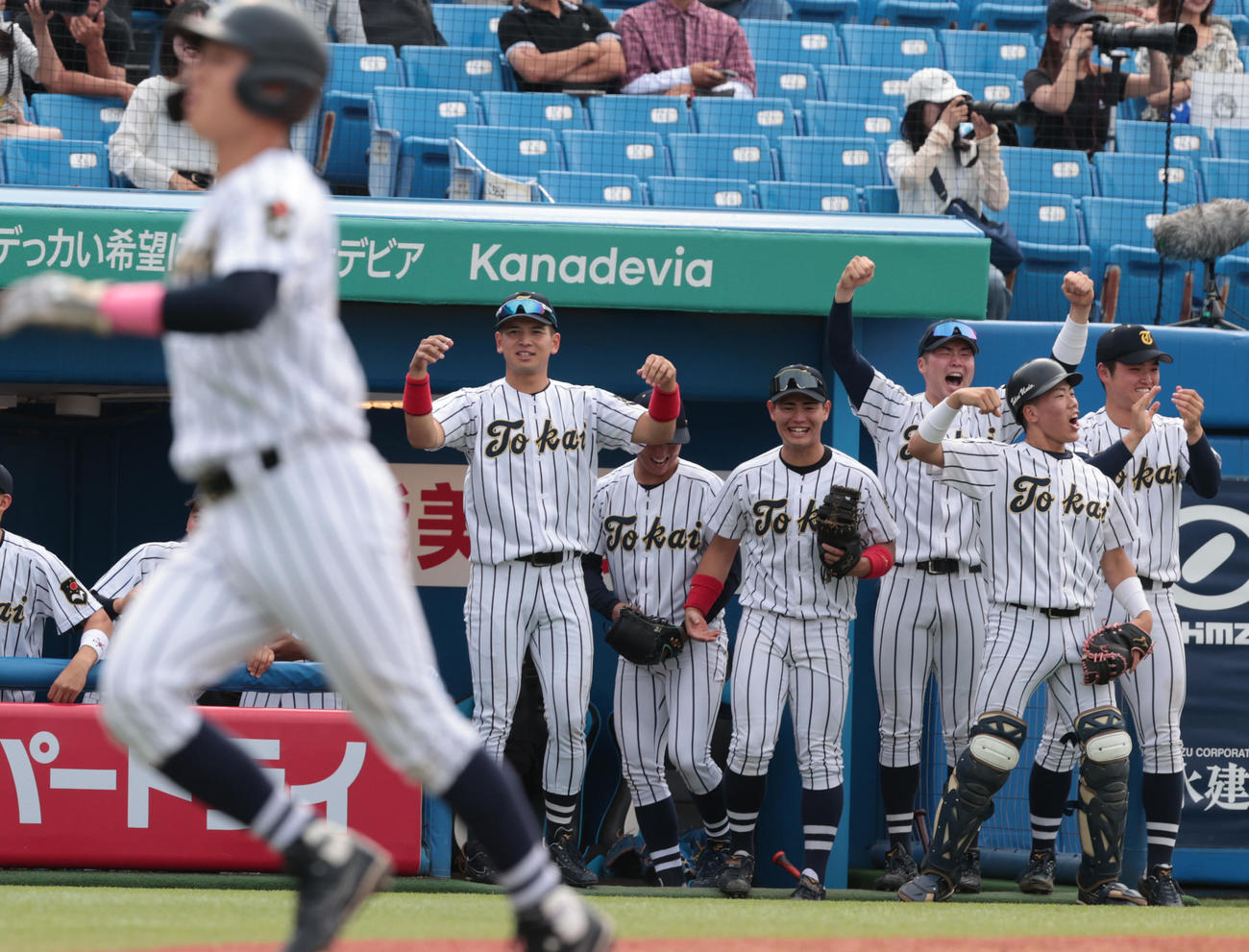 東海大対早大　3回表東海大2死二、三塁、大島の三塁適時内野安打で喜ぶ東海大ナイン（撮影・柴田隆二）