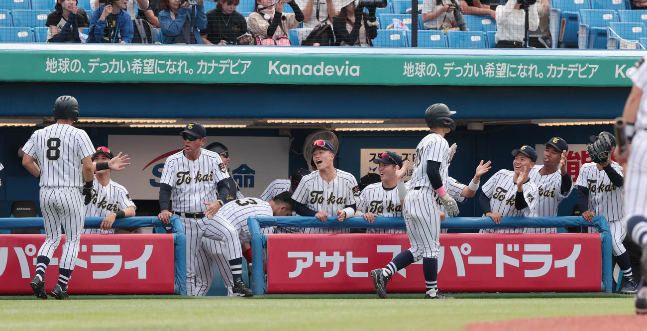 東海大対早大　3回表東海大2死二、三塁、大島の三塁適時内野安打で生還した選手を出迎えるナイン（撮影・柴田隆二）