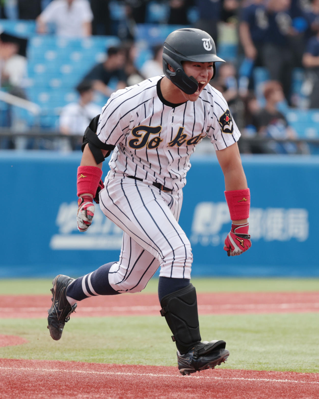 東海大対早大　4回表東海大2死一、二塁、笹田は左中間に適時三塁打を放ちガッツポーズする（撮影・柴田隆二）