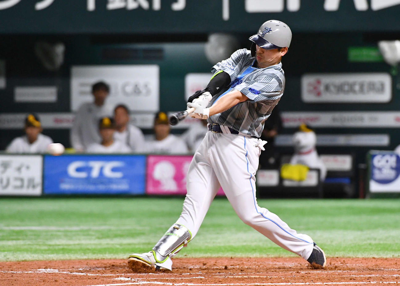 ソフトバンク対DeNA 4回表DeNA2死、佐野は中前安打を放つ（撮影・岩下翔太）