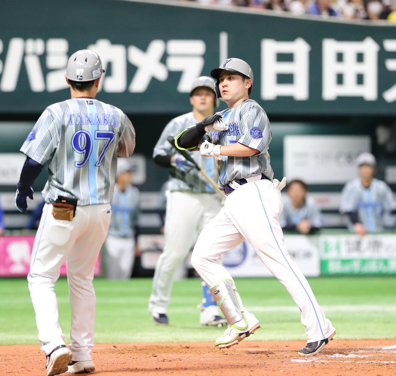 ソフトバンク対DeNA 7回表DeNA1死、佐野はソロ本塁打を放ちポーズを決める（撮影・梅根麻紀）