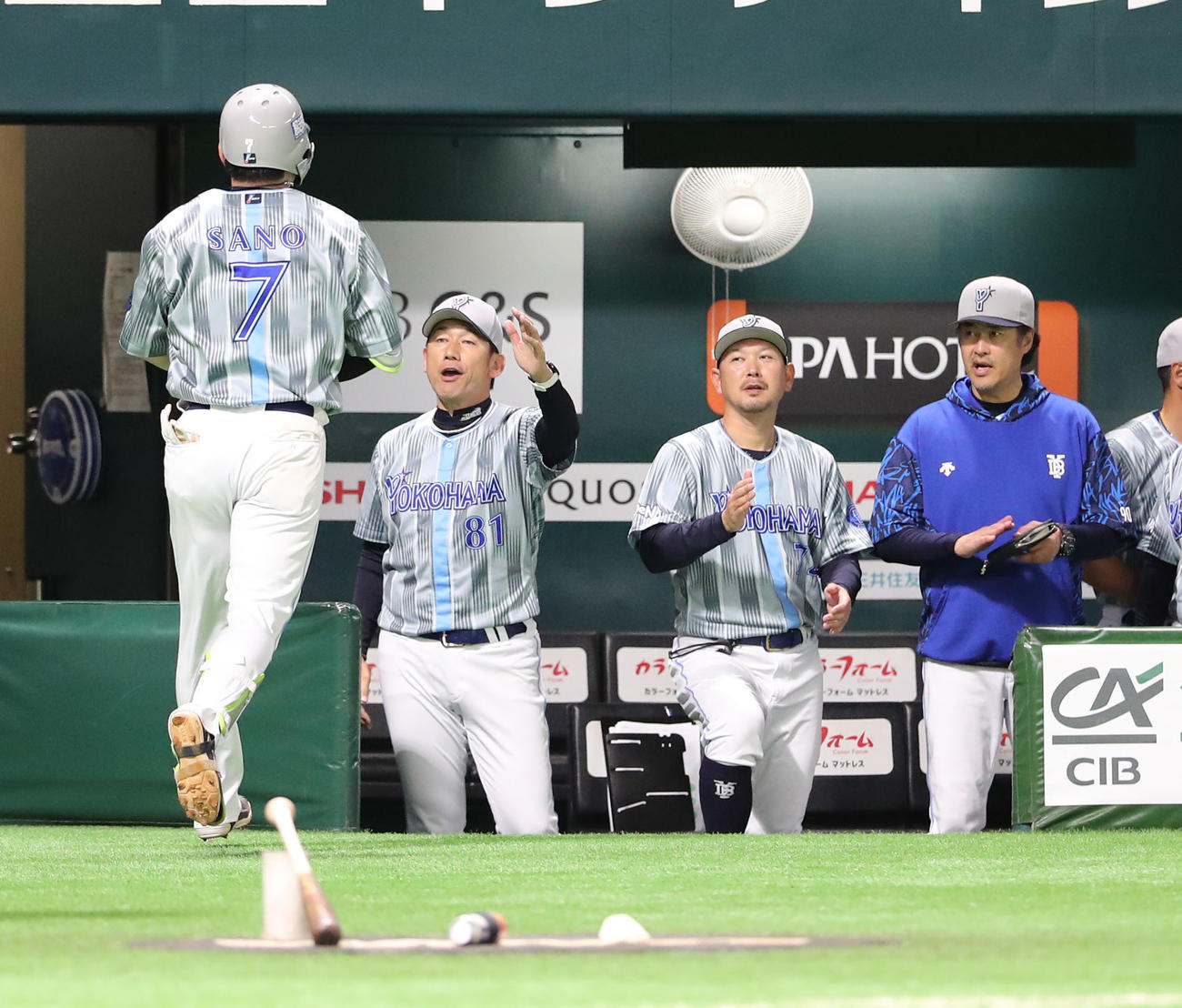 ソフトバンク対DeNA 7回表DeNA1死、佐野は右中間に本塁打を放ち三浦監督に迎えられる（撮影・梅根麻紀）