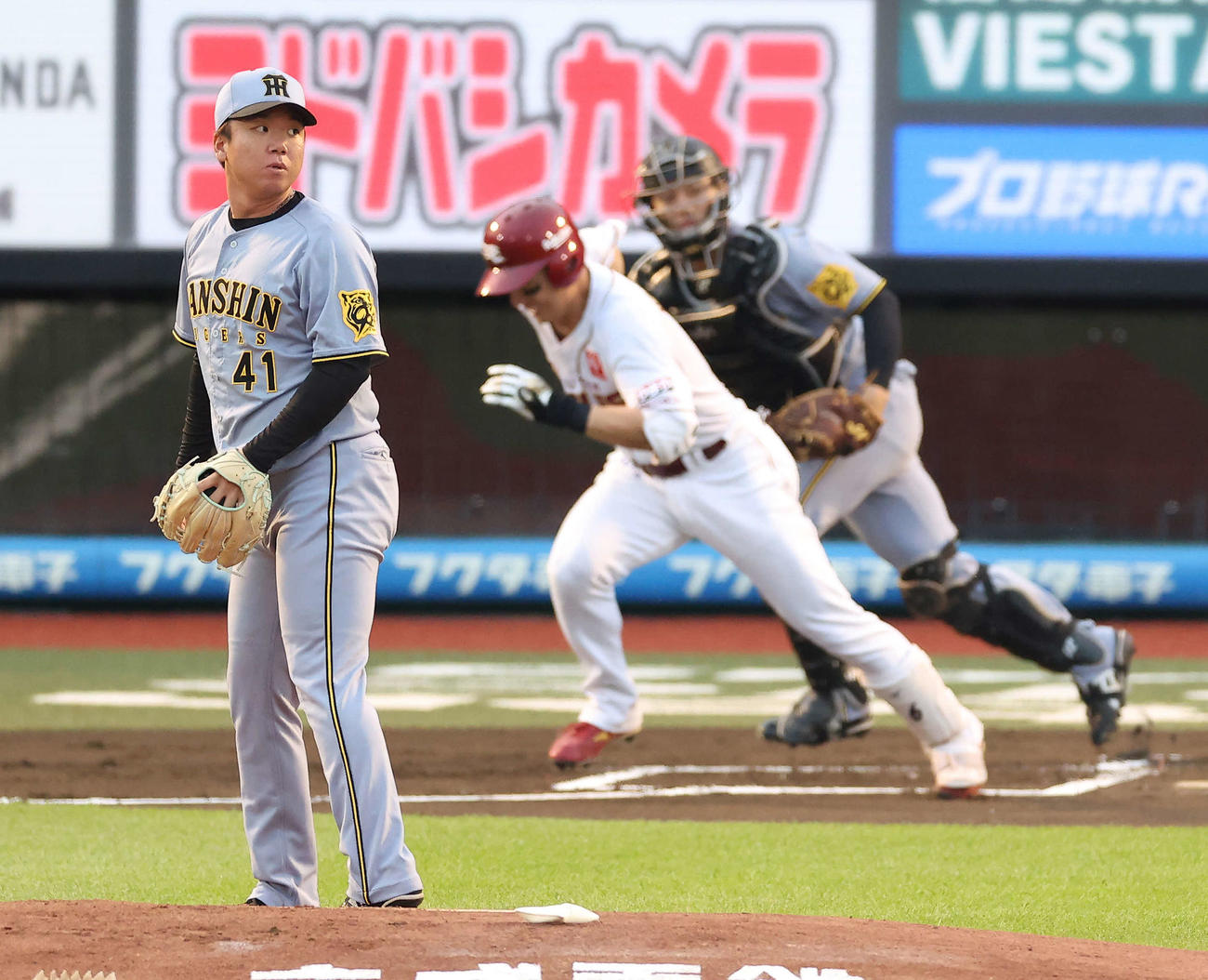 楽天対阪神　1回裏楽天無死、村林に遊ゴロ抑える村上（撮影・河田真司）