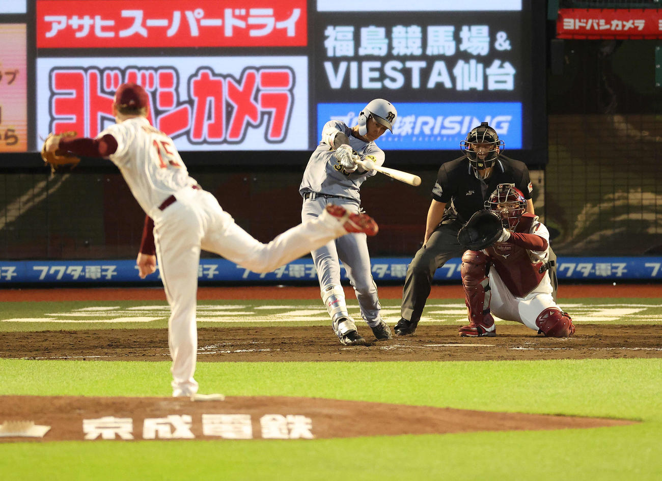 楽天対阪神　4回表阪神無死、右前打を放つ小幡。投手ハワード（撮影・河田真司）