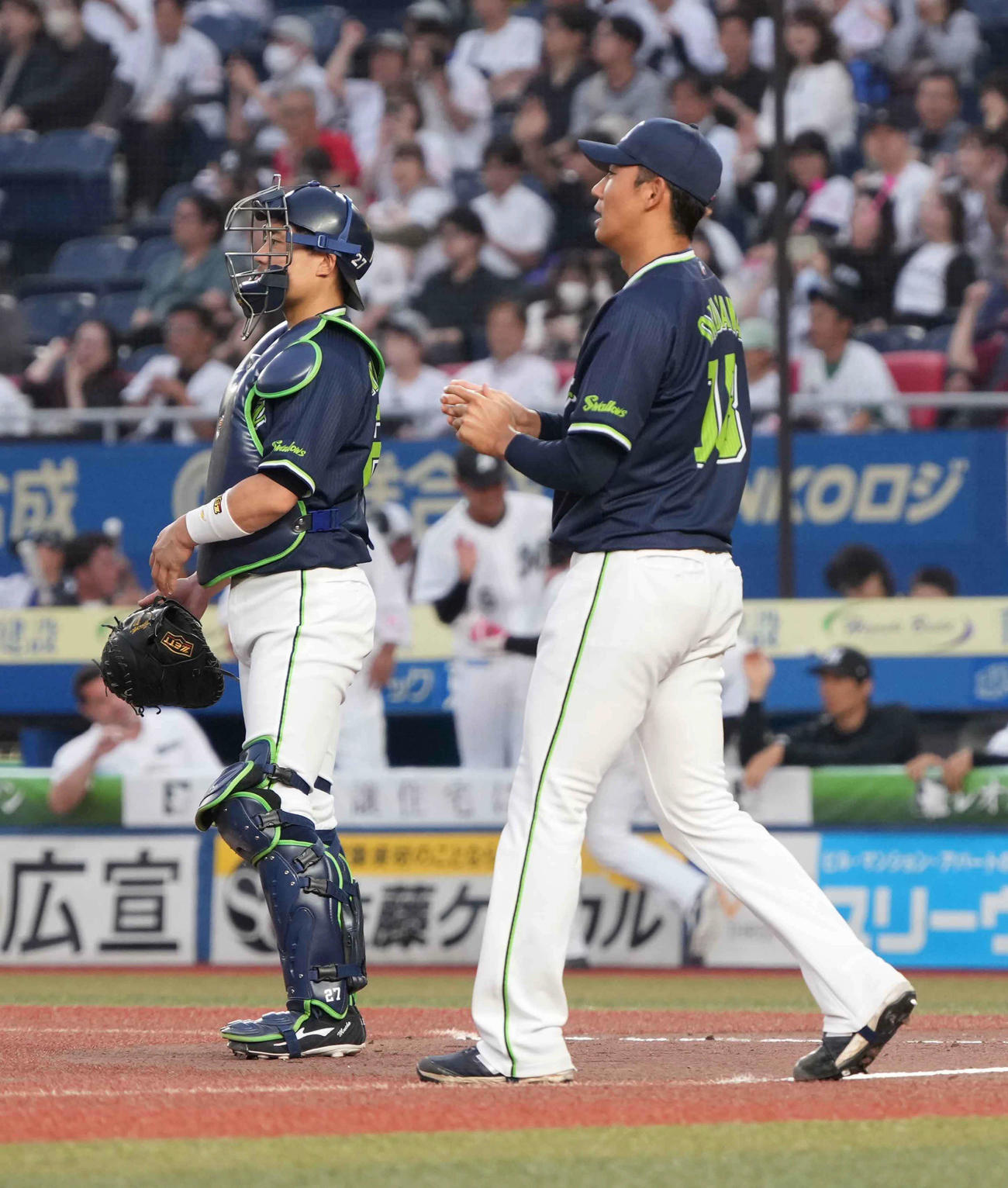 ロッテ対ヤクルト　2回裏ロッテ1死満塁、ヤクルト奥川（右）は寺地に中前の勝ち越し2点適時打を許す（撮影・小沢裕）