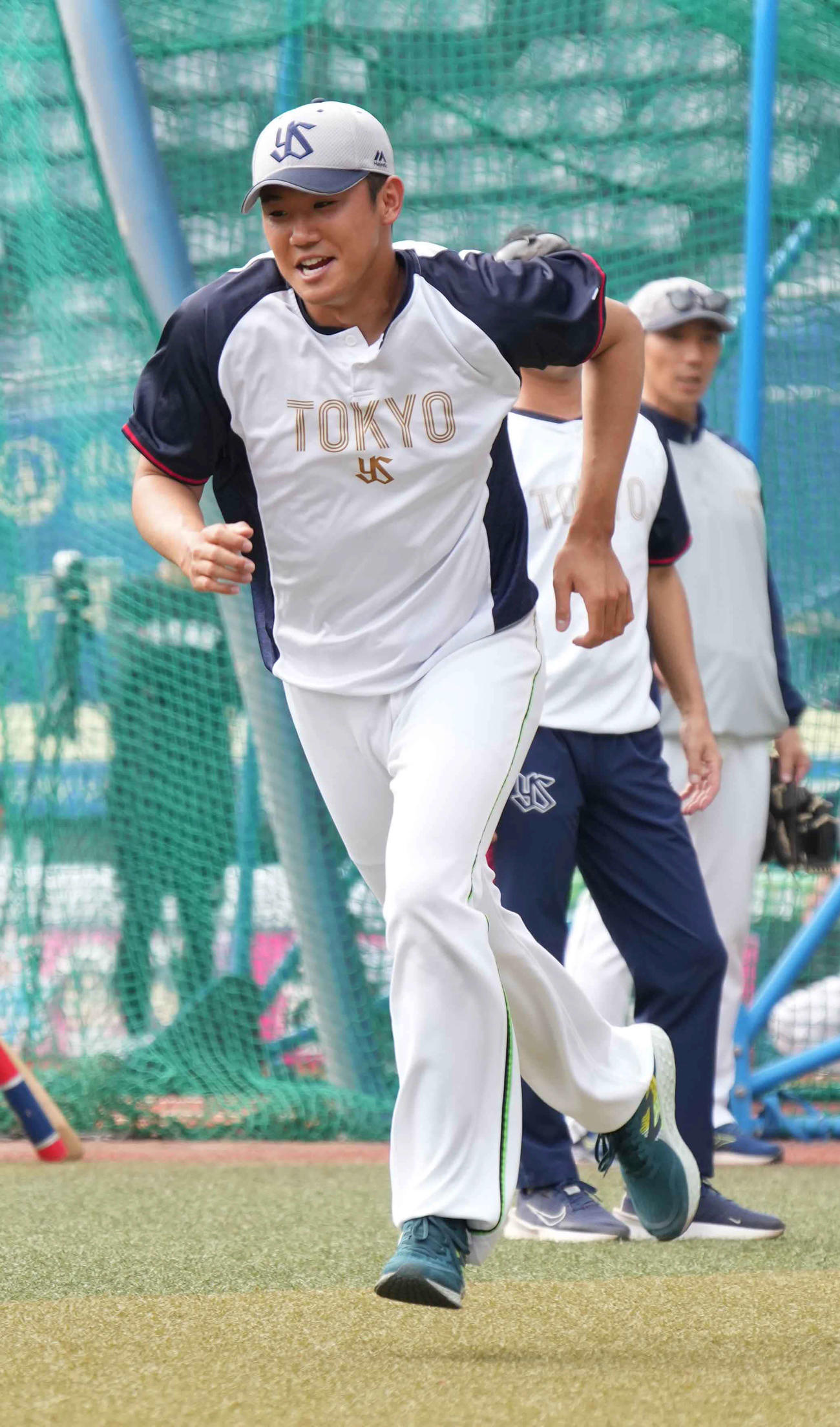 ロッテ対ヤクルト　試合前の練習に臨むヤクルト先発の奥川（撮影・小沢裕）