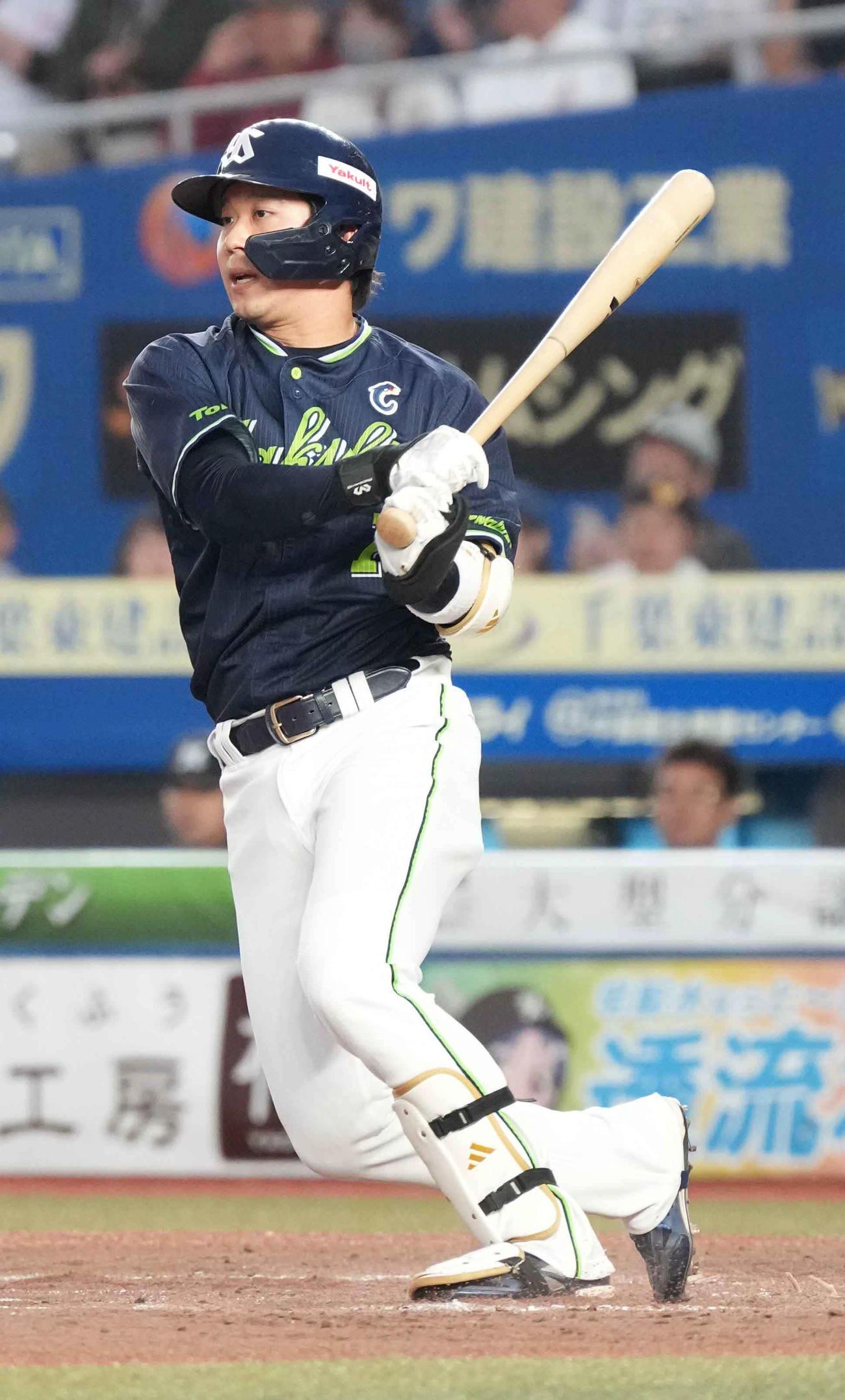 ロッテ対ヤクルト　4回表ヤクルト無死一、二塁、山田は左適時二塁打を放つ（撮影・小沢裕）