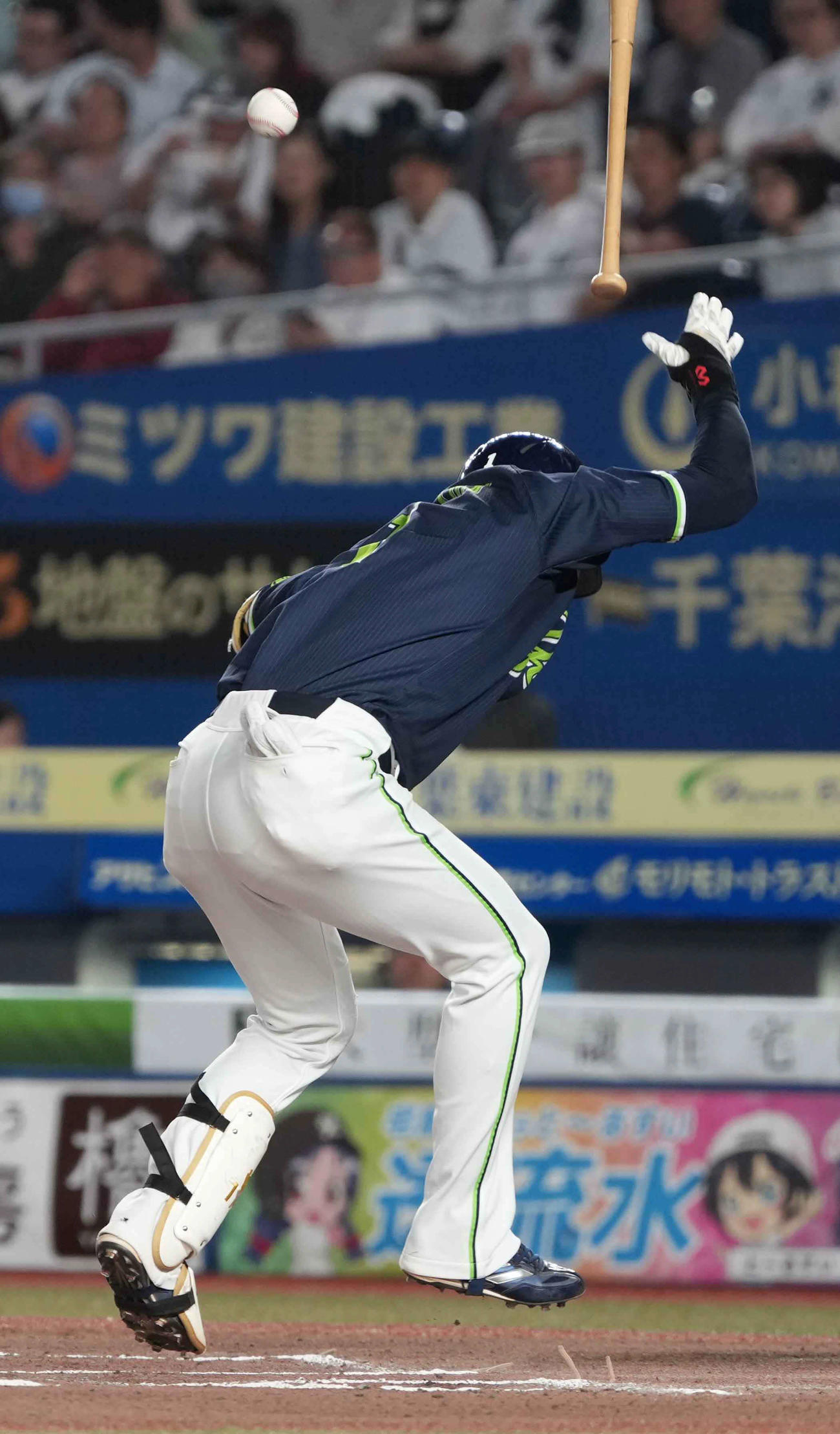 ロッテ対ヤクルト　6回表ヤクルト1死、山田は死球を受ける（撮影・小沢裕）