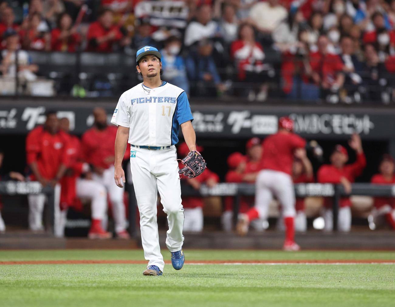 日本ハム対広島　4回表、2失点し渋い表情の伊藤（撮影・黒川智章）