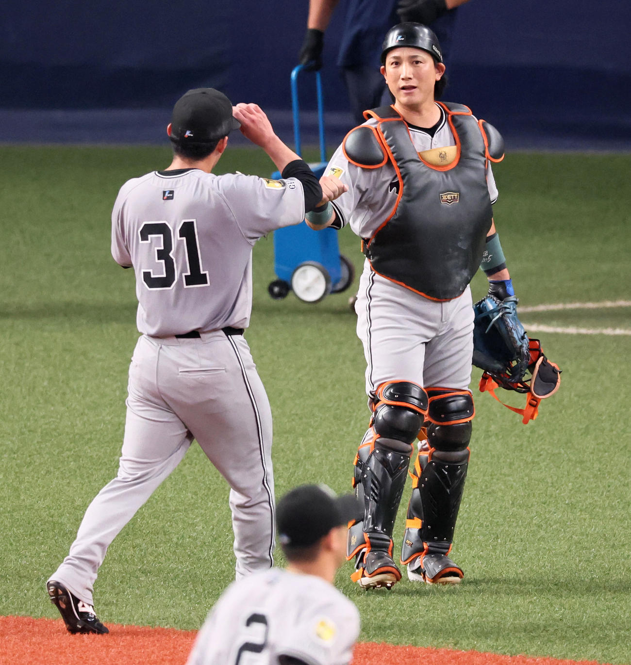 オリックス対巨人　5回裏からマスクをかぶって赤星（左）とのコンビを組んだ小林（撮影・加藤哉）