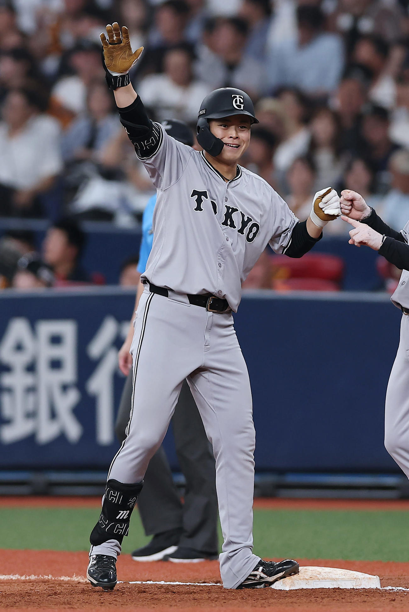 オリックス対巨人　6回表巨人2死一、三塁、右前適時打を放った中山（撮影・前田充）