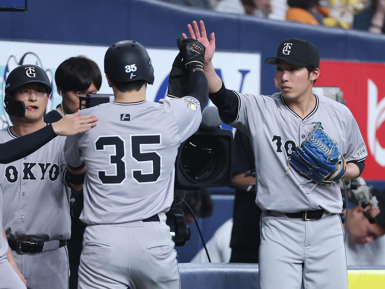 オリックス対巨人　1回表巨人無死満塁、丸の遊ゴロ併殺の間に生還した泉口（中央）を迎える赤星（右）ら（撮影・前田充）