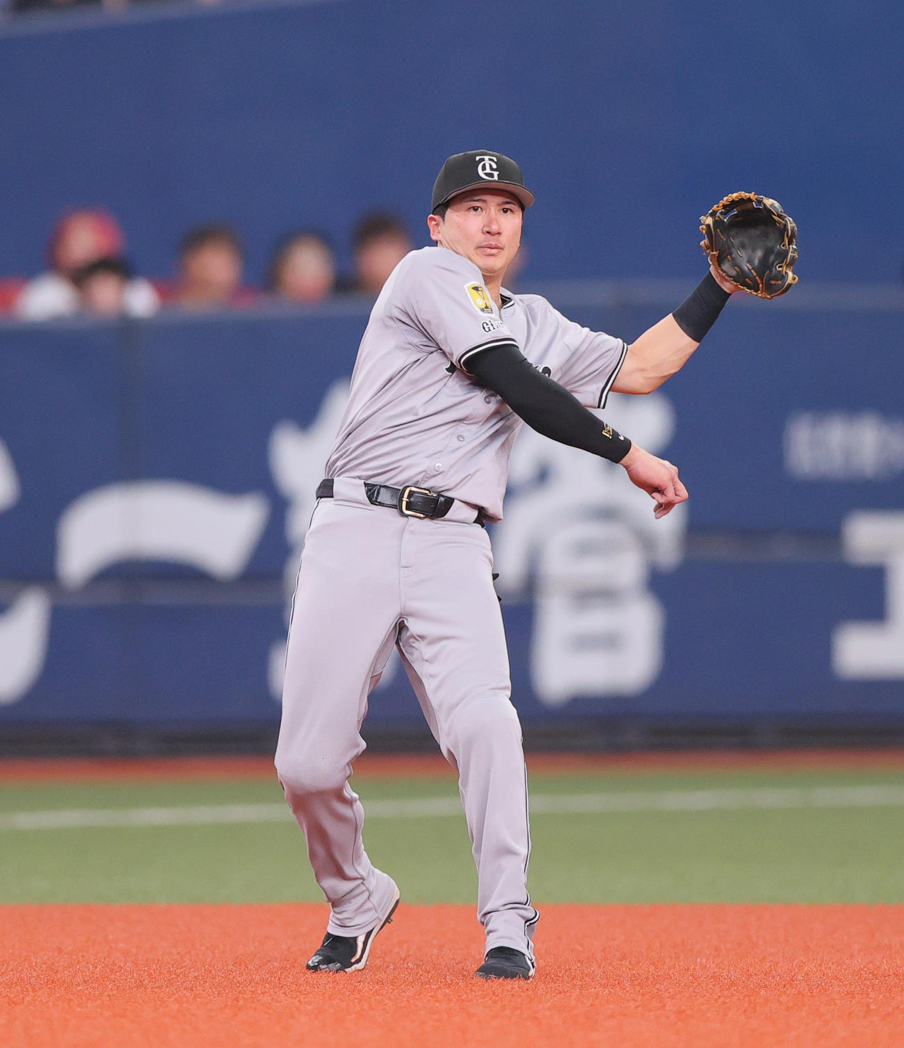 オリックス対巨人　3回裏オリックス1死二、三塁、泉口は杉本の遊適時内野安打を悪送球する（撮影・上山淳一）