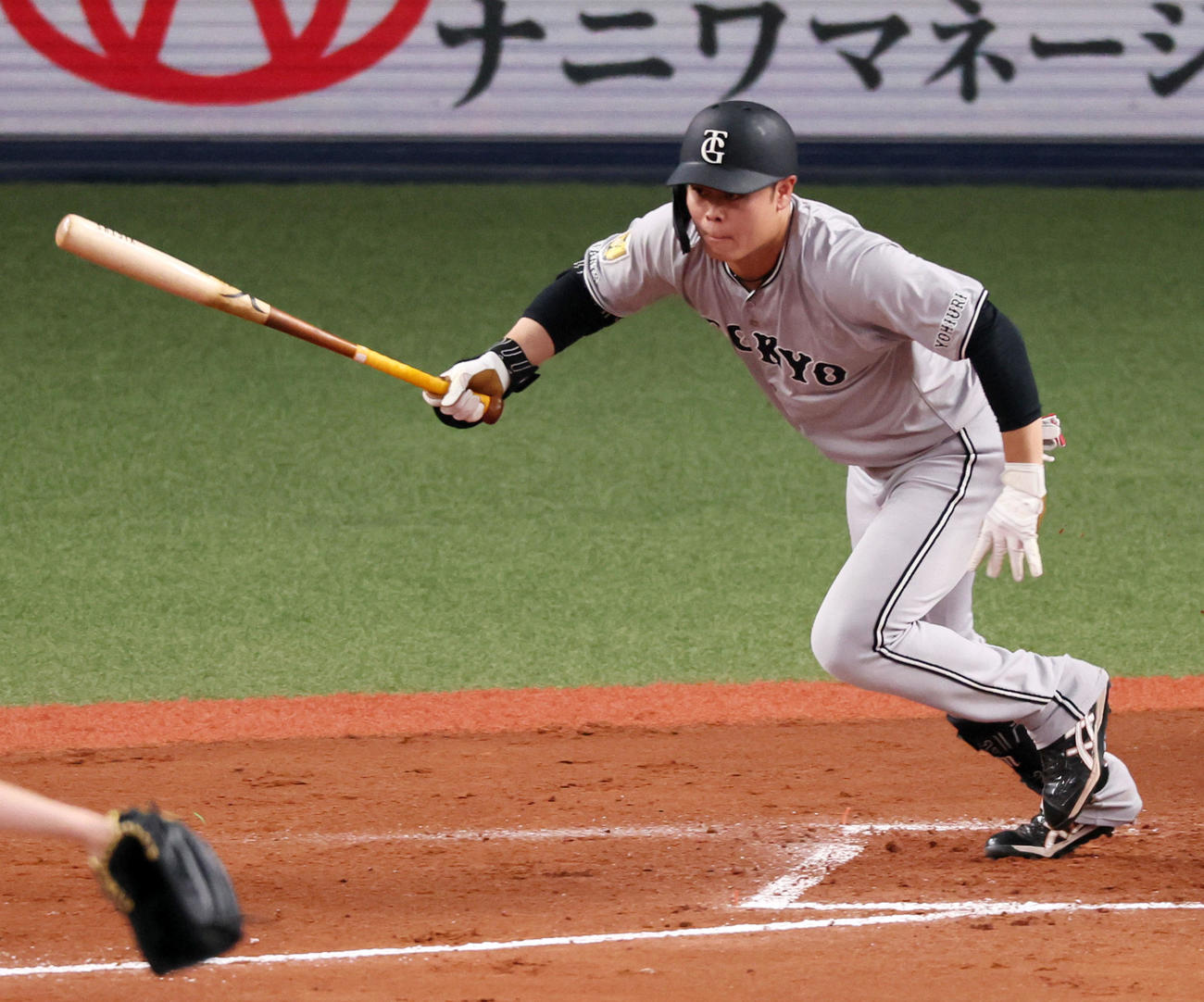 オリックス対巨人　6回表巨人2死一、三塁、中山は右前適時打を放つ（撮影・加藤哉）