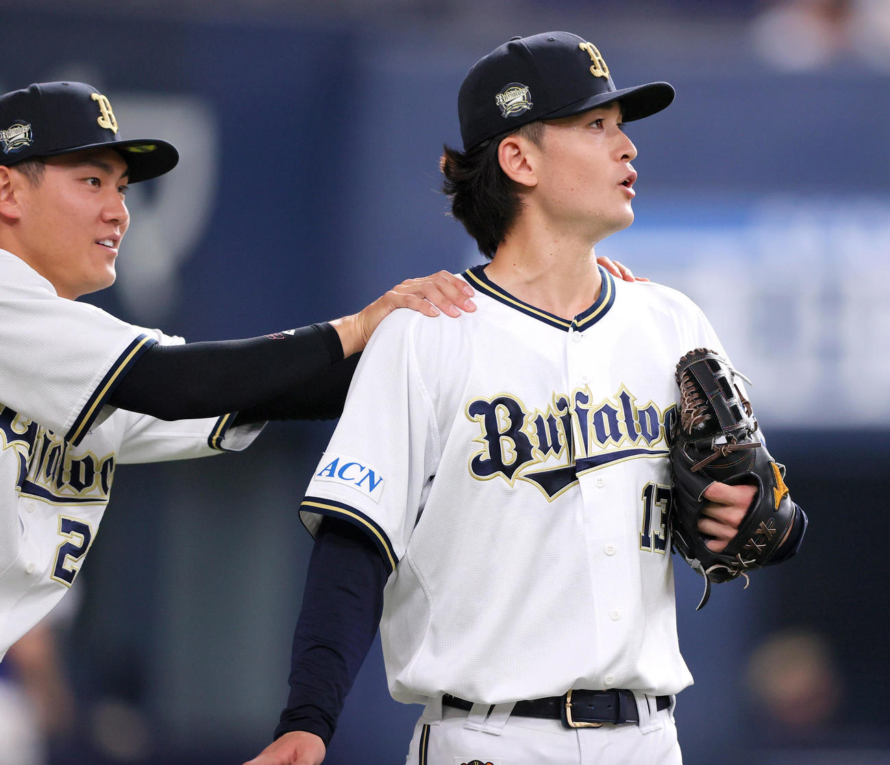 オリックス対巨人　オリックス先発寺西（右）は2回を投げ終えベンチへ引きあげる（撮影・上山淳一）