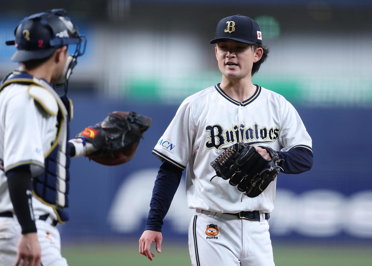 オリックス対巨人　1回表を投げ終え、若月（左）と言葉を交わすオリックス寺西（撮影・前田充）