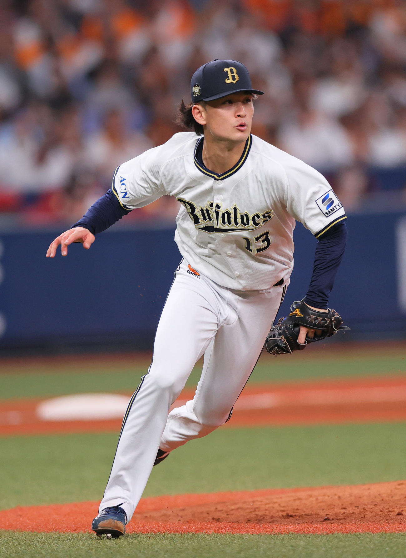 オリックス対巨人　4回表巨人無死、寺西は大城卓の一ゴロでカバーに入る（撮影・上山淳一）