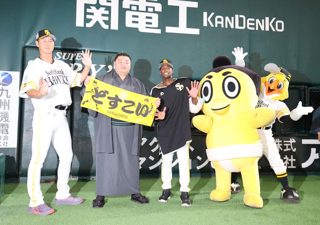 ソフトバンク対DeNA　ヒーローになった秋広とモイネロは正代を挟んでどすこいポーズ（撮影・梅根麻紀）