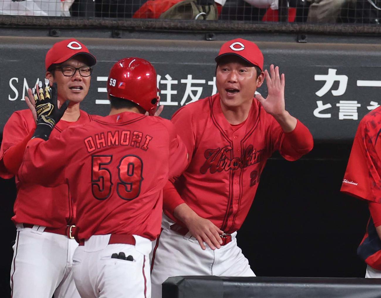 日本ハム対広島　7回表、本塁打を放った大盛を出迎える新井監督（撮影・黒川智章）