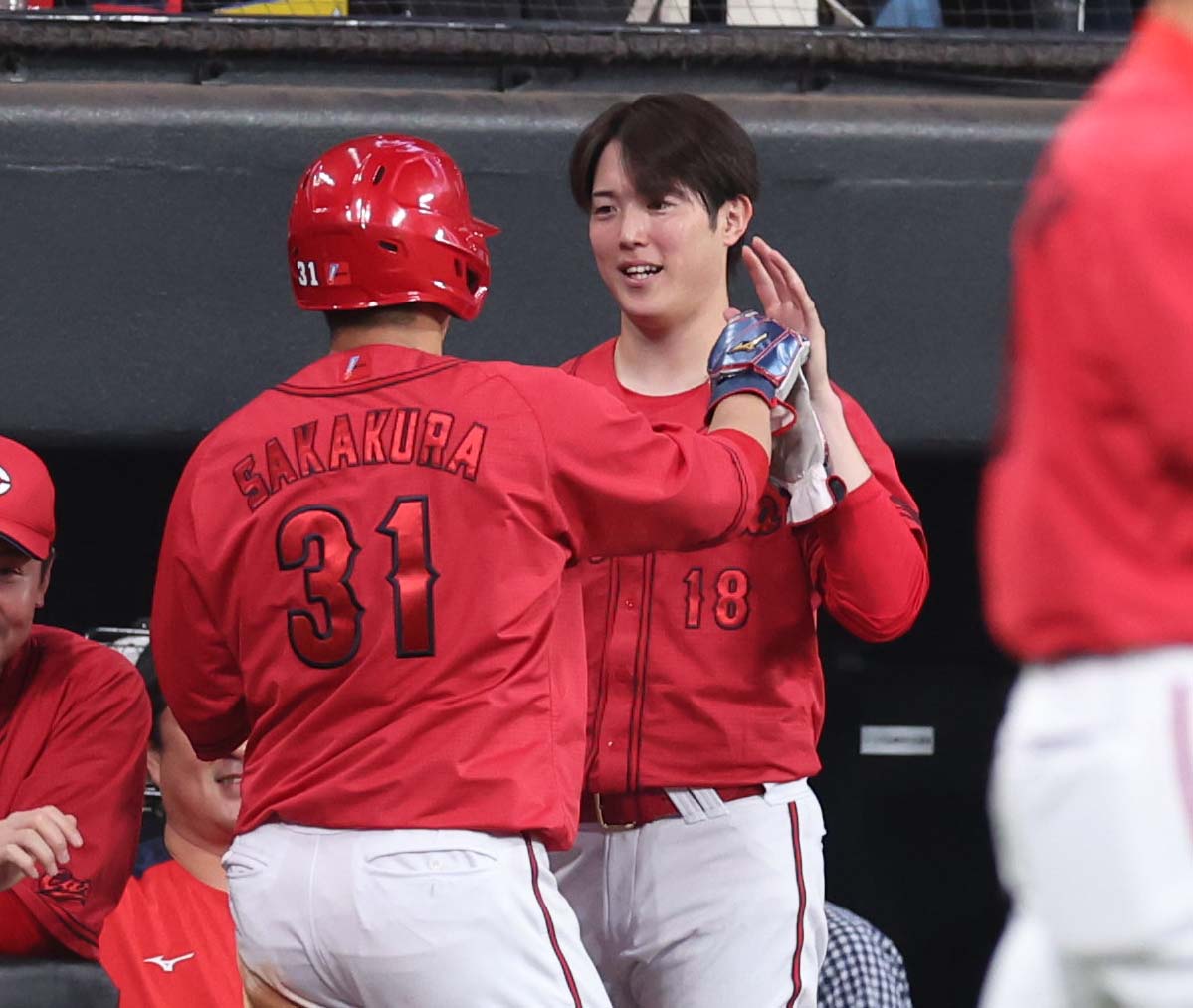 日本ハム対広島　4回表、生還した坂倉を出迎える森下（撮影・黒川智章）
