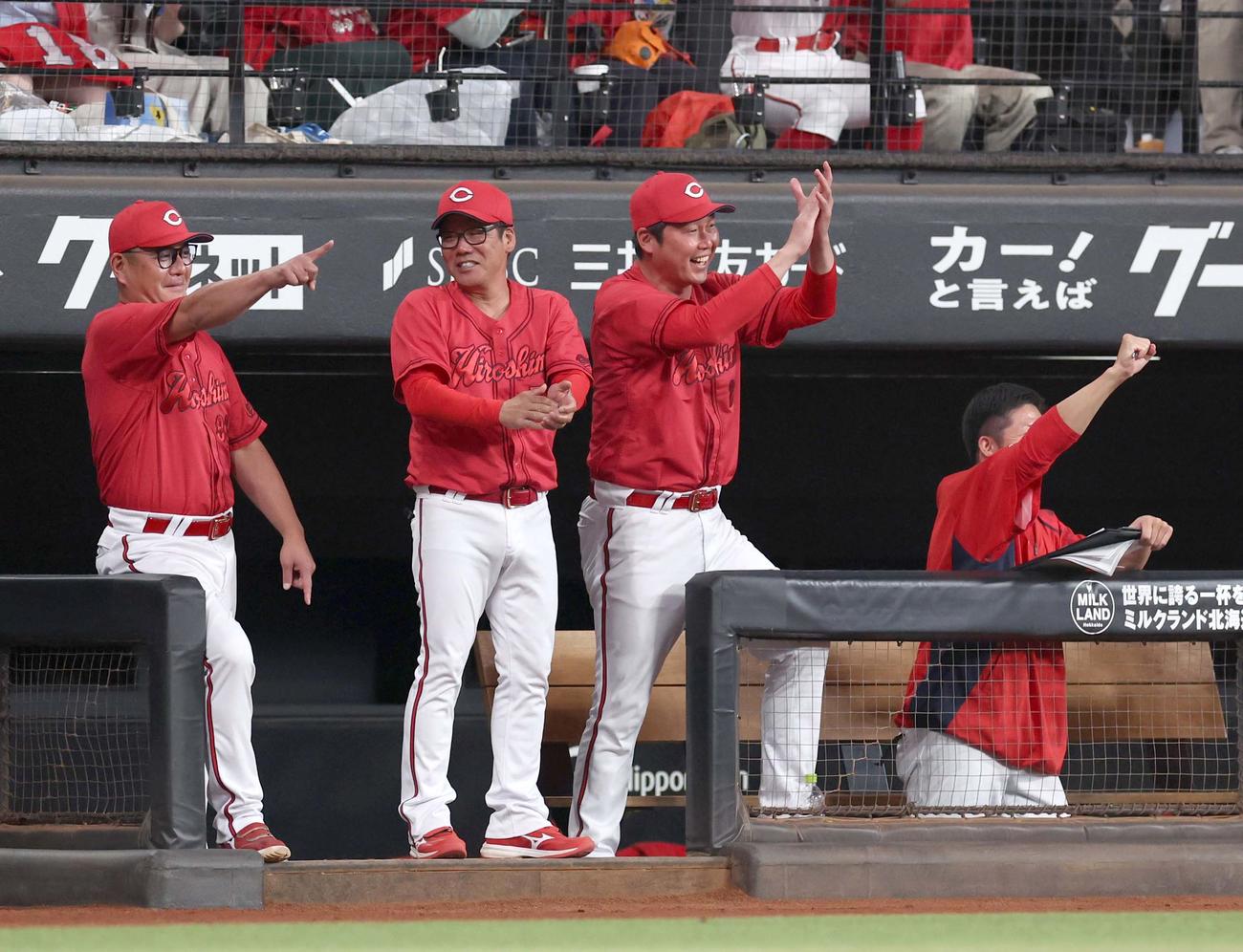 日本ハム対広島　4回表、先制し喜ぶ新井監督（右から2人目）（撮影・黒川智章）