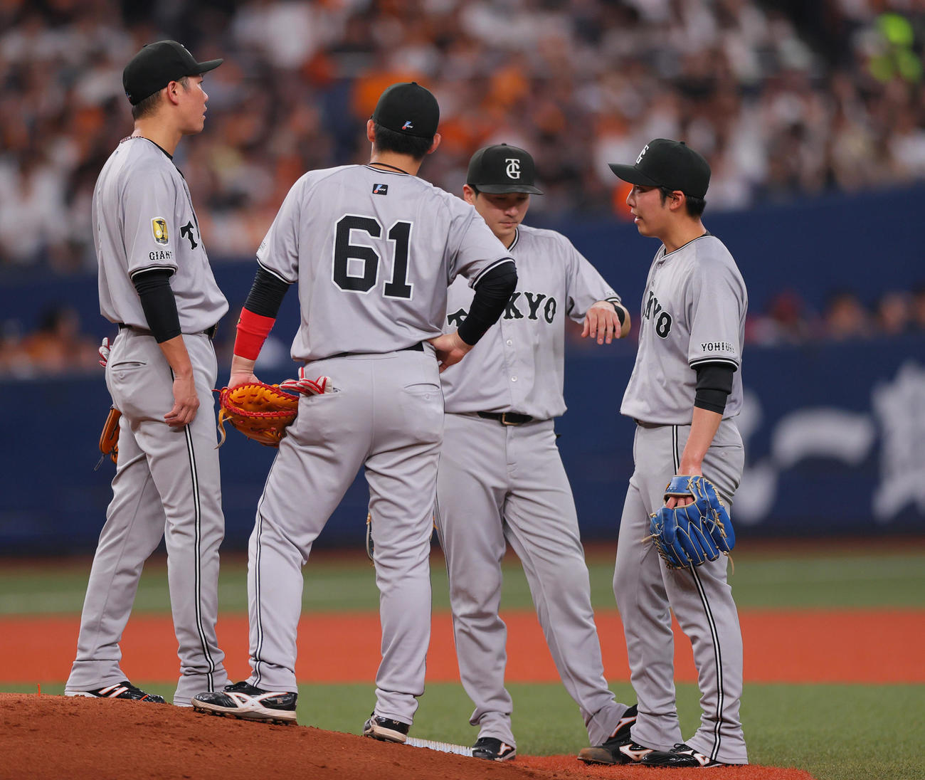 オリックス対巨人　3回裏オリックス1死一、二塁、西川に中前適時打を浴びた赤星（右）の元に集まる巨人内野陣（撮影・上山淳一）