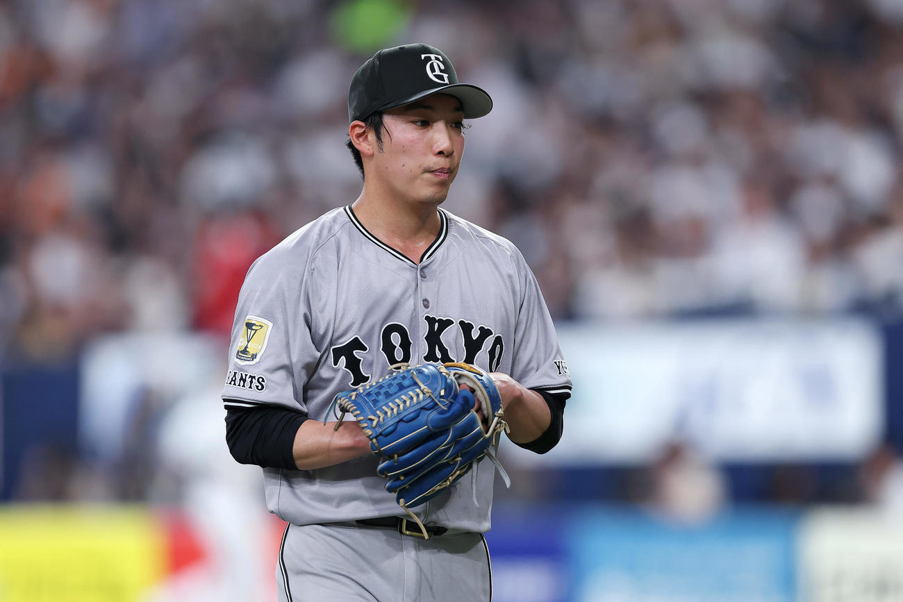 オリックス対巨人　3回裏を投げ終え、厳しい表情でベンチへ戻る巨人赤星（撮影・前田充）