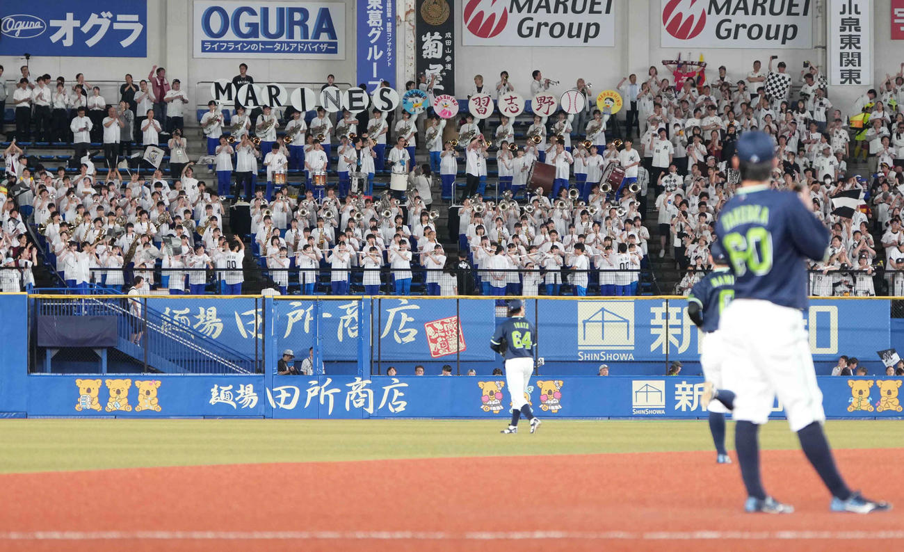ロッテ対ヤクルト　ロッテを応援する習志野高校吹奏楽部（撮影・小沢裕）