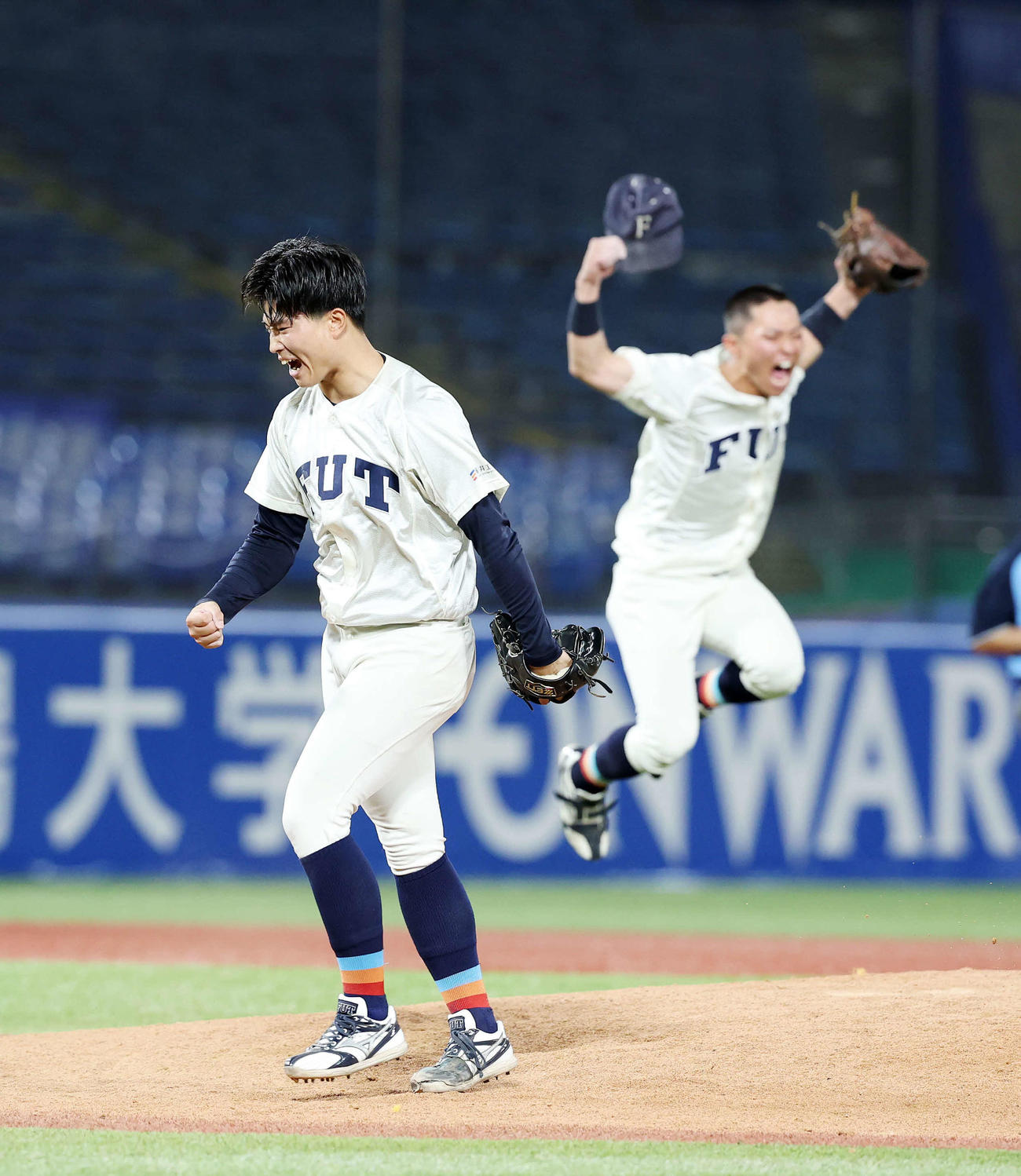 福井工大対中京大　勝利し喜ぶ福井工大・土合（左）（撮影・鈴木正人）