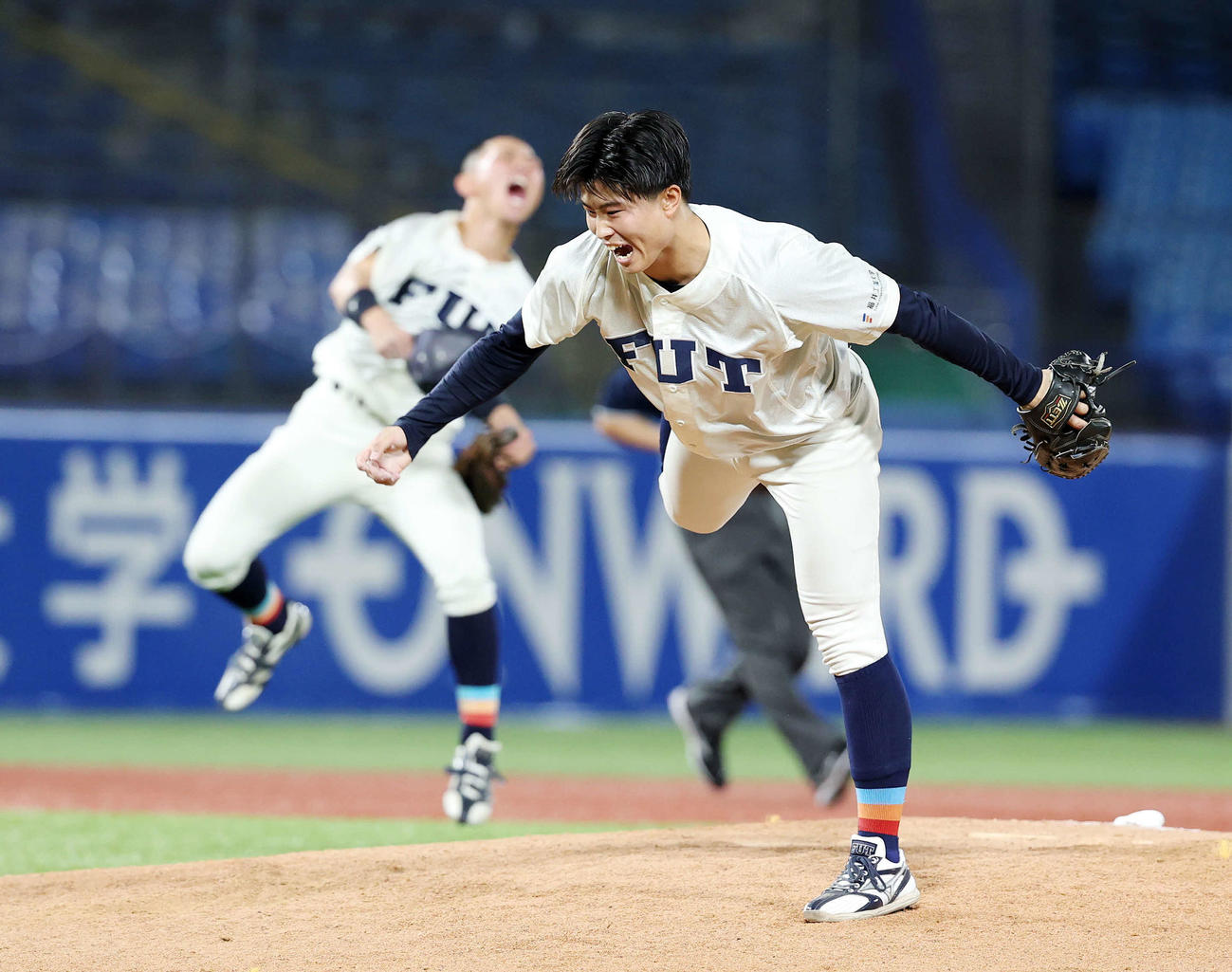 福井工大対中京大　勝利し喜ぶ福井工大・土合（右）（撮影・鈴木正人）