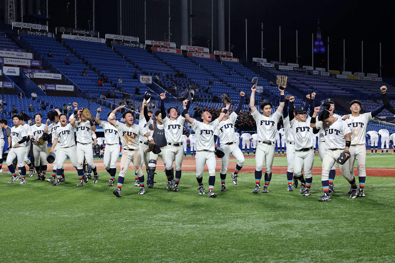 福井工大対中京大　勝利し喜ぶ福井工大の選手たち（撮影・鈴木正人）