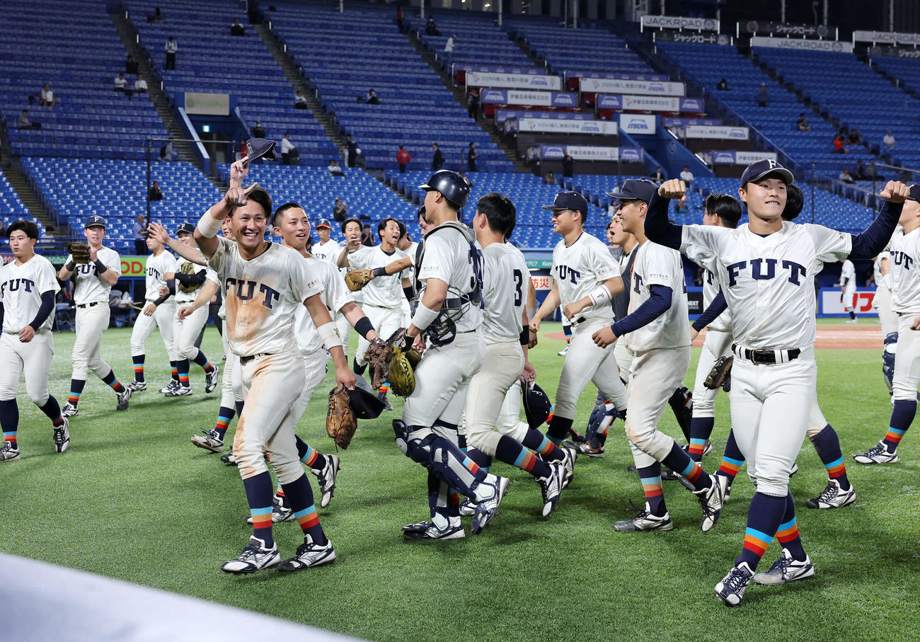 福井工大対中京大　勝利し喜ぶ福井工大の選手たち（撮影・鈴木正人）