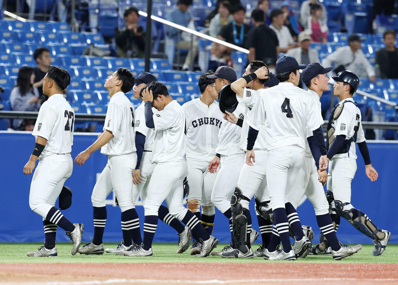 福井工大対中京大　敗退し引き揚げる中京大の選手たち（撮影・鈴木正人）